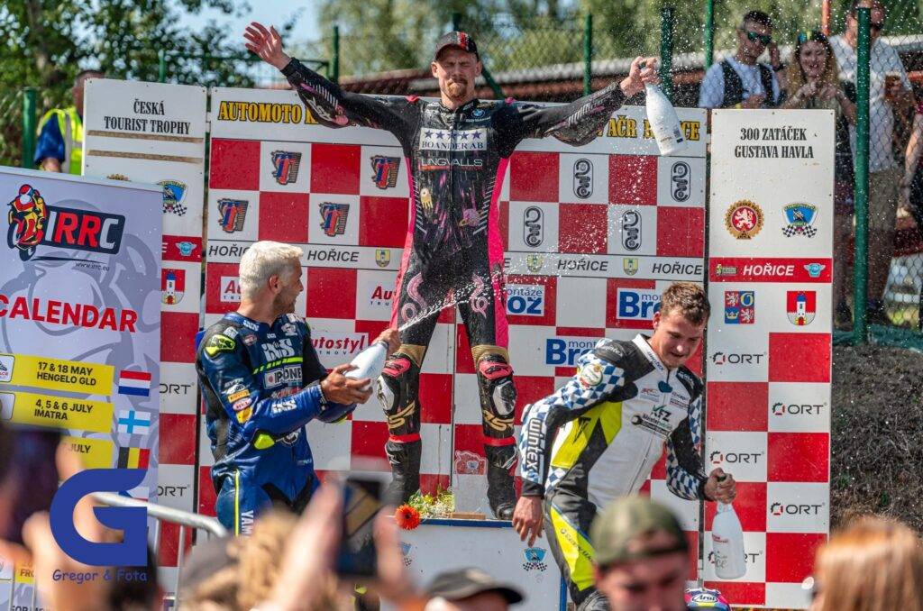 Markus Karlsson tar historisk seger i IRRC